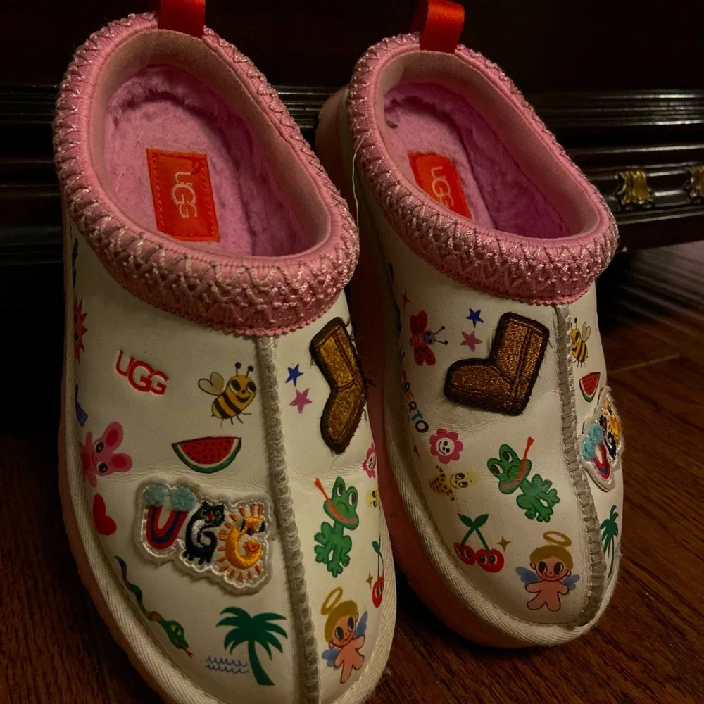 UGG - Picture 1 of 3